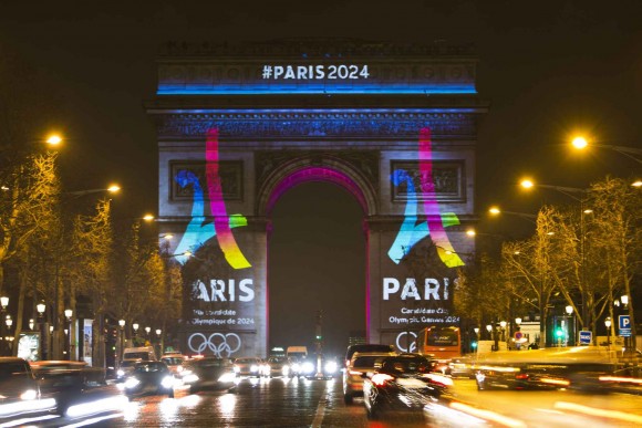 2048x1536-fit_paris-2024-unveils-olympic-and-paralympic-games-bid-logo-projected-at-the-arc-de-triomphe-on-the